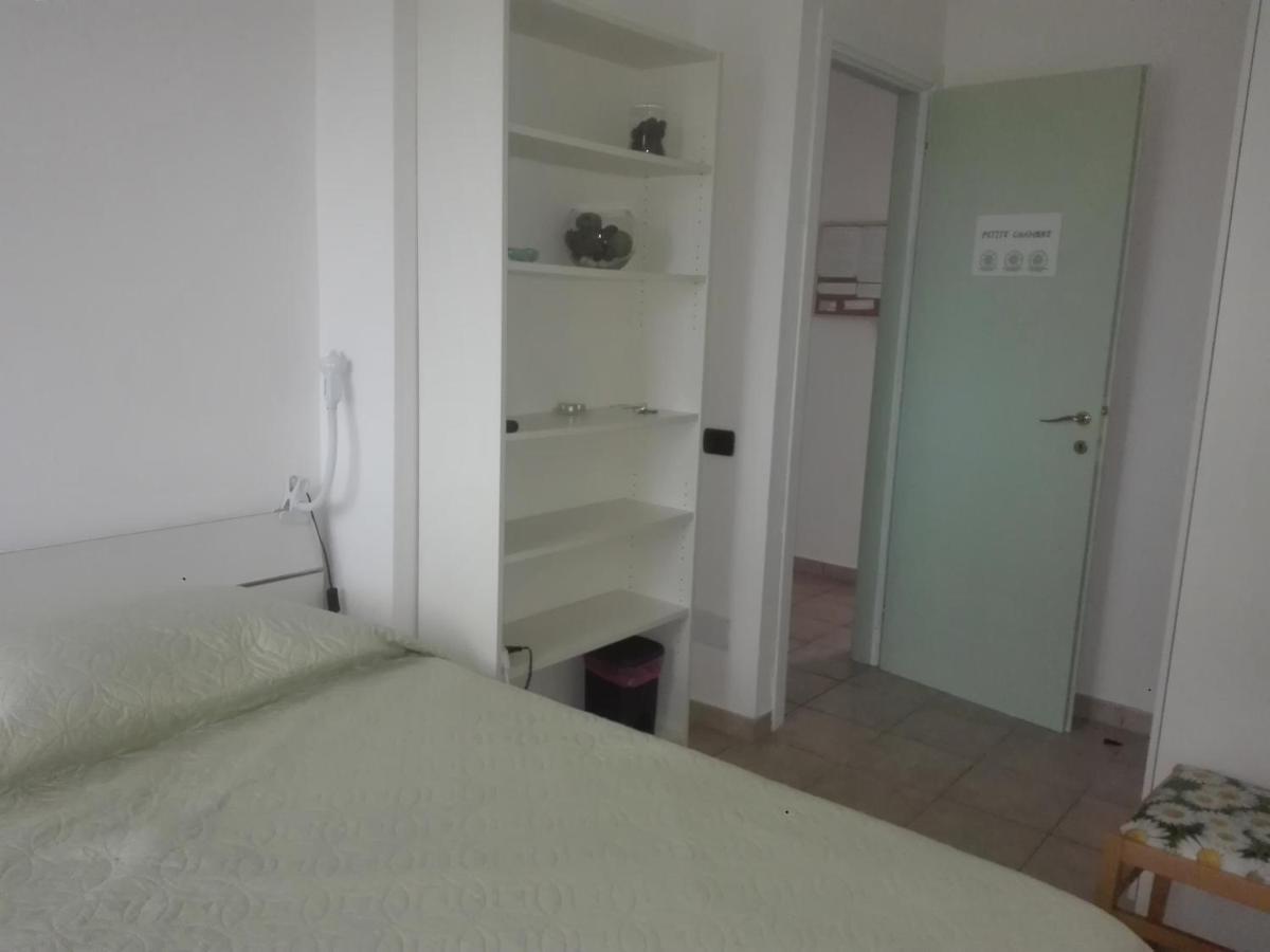 פיומיצ'ינו A La Vue Chambre Bagno Condiviso Shared Both2Piano No Lift No Navetta A Pagamento Aria Condizionata Ed Extra Bed 3 Minuti A Piedi Da Bus Per Fiera Di Roma מראה חיצוני תמונה