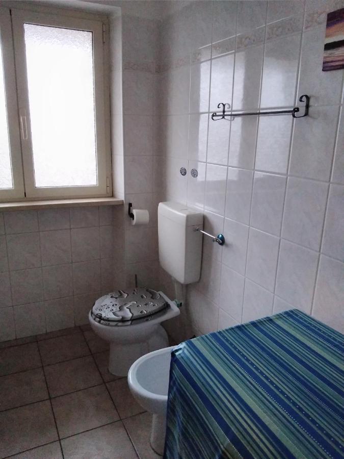 פיומיצ'ינו A La Vue Chambre Bagno Condiviso Shared Both2Piano No Lift No Navetta A Pagamento Aria Condizionata Ed Extra Bed 3 Minuti A Piedi Da Bus Per Fiera Di Roma מראה חיצוני תמונה